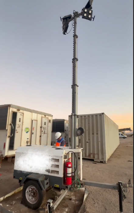 A torre de iluminação está funcionando com segurança há um ano e o cliente enviou um vídeo com feedback positivo